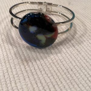 Round Iridescent closed bracelet